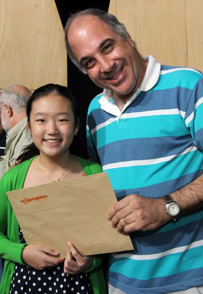 Leonardo Costa Christy Choi - vencedora do violoncelo categoria C - e o jurado Paulo Santoro