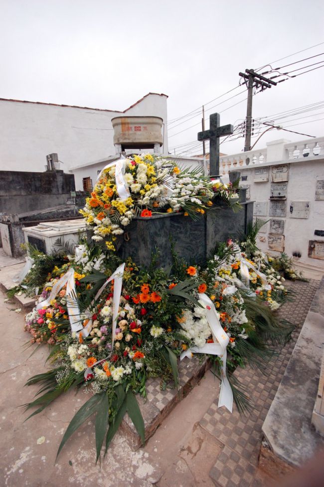 Jazigo da mãe do ex-presidente já está coberto de flores