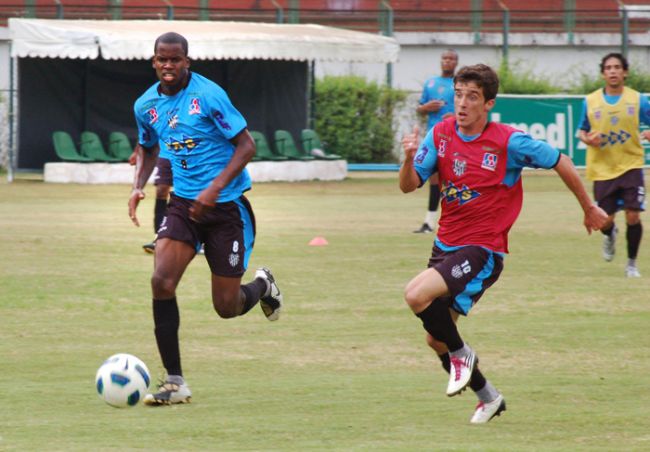 Olavo Prazeres/14-09-11 O zagueiro Neguete treinou como substituto de Silvio para o jogo de domingo