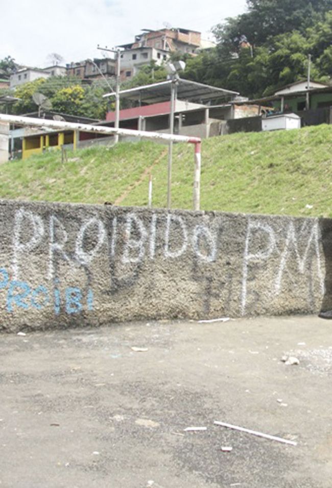 Polícia Militar/Polícia Civil Inscrição contra a PM no Vila Esperança II