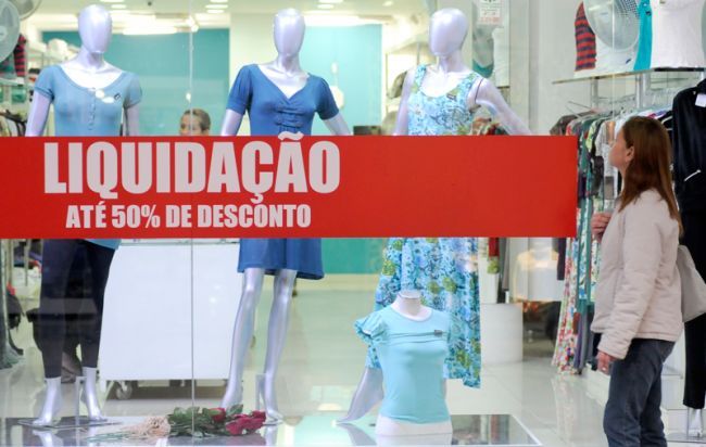 Com a queda nas vendas, comerciantes locais se viram obrigados a antecipar as promoções