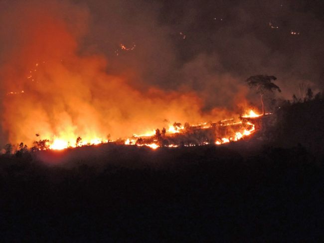 Ibitipoca em estado de alerta após foco de incêndio 2 De acordo com os bombeiros, o tempo seco contribui para o aumento do número de queimadas.