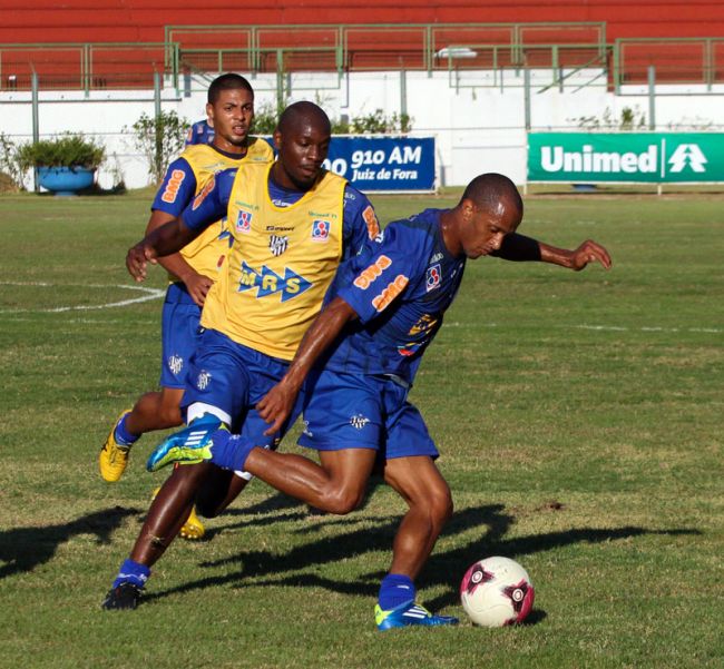 Léo Salino (de azul) está confirmado no time titular