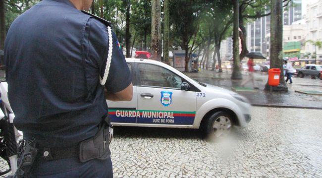 Guardas atuam com tonfa e spray de pimenta