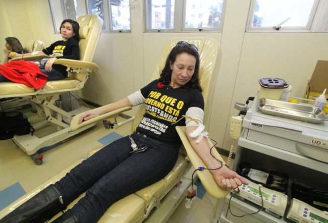 Manifestantes fizeram doações de sangue em ato classificado como simbólico