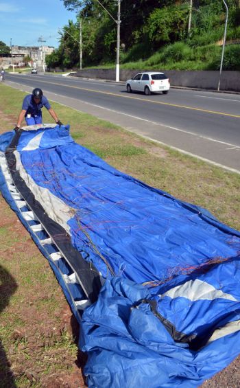 Homem pousou e guardou seu equipamento no local usado com frequência pelos praticantes de parapente