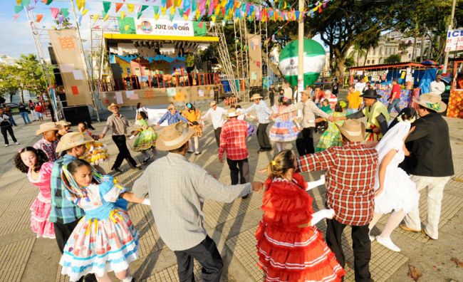 Festa continua hoje com quadrilha, música e barraquinhas
