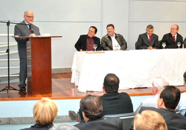 Renato Abramo em discurso na Faculdade de Engenharia da UFJF