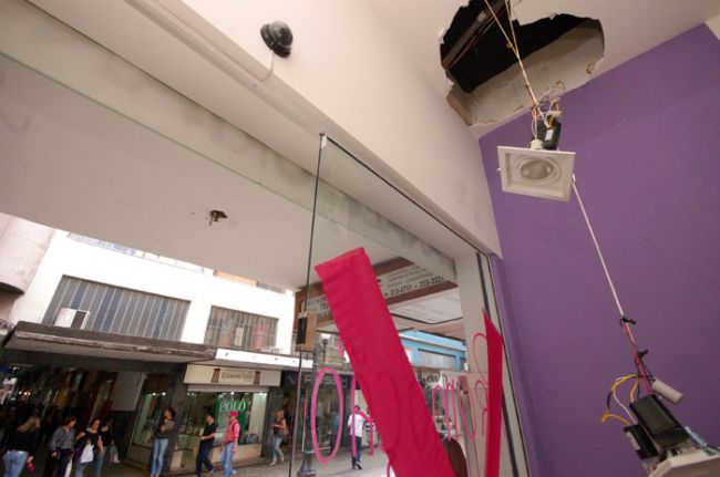 Assaltante teria entrado pelo buraco no teto de gesso, a cerca de 4m do chão