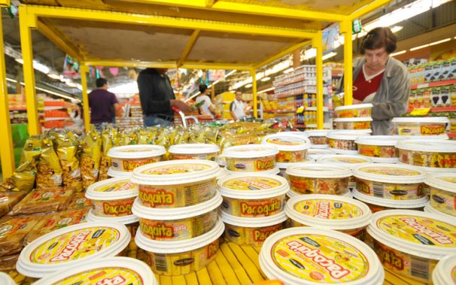 Produtos típicos acaba por alavancar também a venda de bebidas, carnes e descartáveis