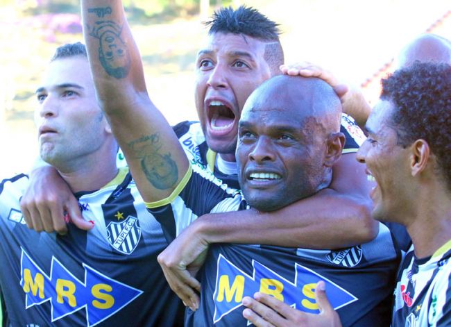 Ademilson entrou em campo e marcou duas vezes