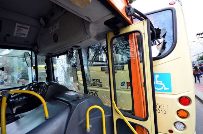 Acidente aconteceu no corredor central da avenida