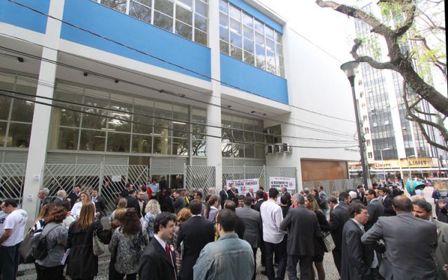 Felipe Couri/19-08-13 Advogados reuniram-se em frente ao Fórum