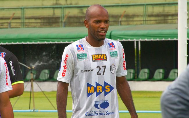 Lara Toledo/07-02-14 Após cumprir suspensão, meia Sidnei volta a campo