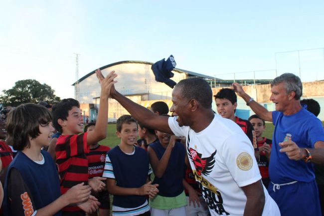 Cerca de 50 crianças estiveram presentes no jogo