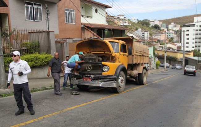 Caminhão quebrou, interrompendo tráfego em uma das pistas