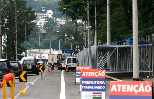 Fernando Priamo/27-01-12 Parte de um das pistas da Av. Brasil foi fechada