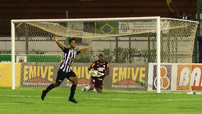 Alonso comemora o gol de empate do Tupi