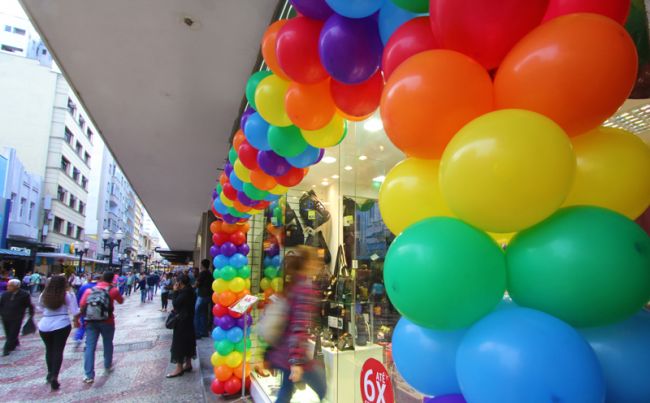 Comércio enfeitado para atrair público do Rainbow Fest