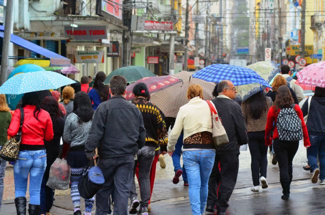 Terça-feira amanheceu com chuva fina