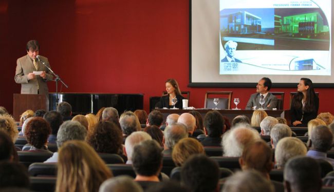 Leonardo Costa/29-07-11 Henrique Duque, Custódio e a filhas de Itamar na cerimônia hoje pela manhã