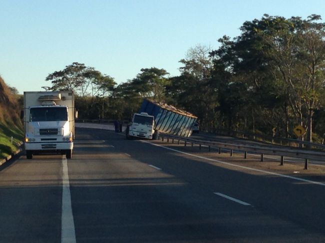 Diculgação Acidente deixa Km 815 da BR-040 interditado