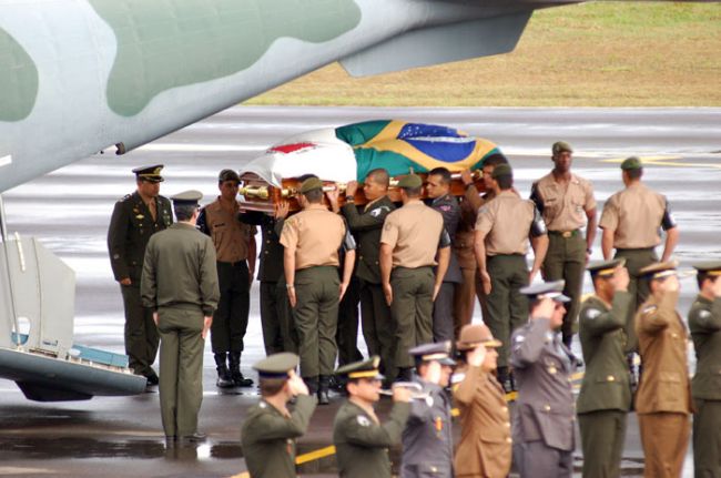 Olavo Prazeres/04-07-11 Corpo do senador é lavado para dentro do avião da FAB