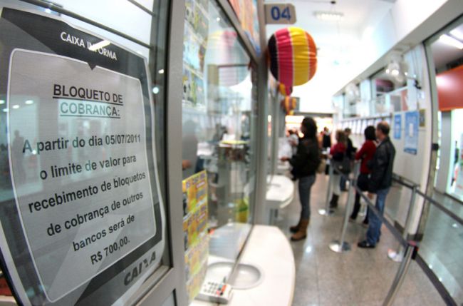 Aviso informa sobre norma que estipula limite de R$ 700 para pagamento de contas de outros bancos