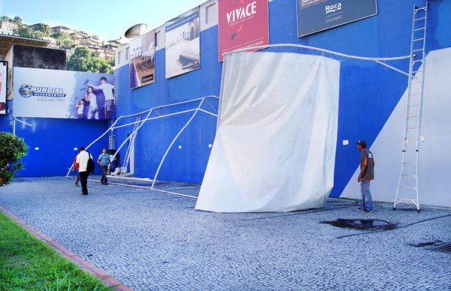 Toldo no estacionamento de loja desabou