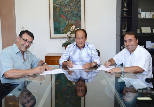 Roberto Fulgêncio Juracy Neves, diretor-presidente do Grupo Solar, entre Ricardo Kamil, da KM Engenharia,e Hélio Silva