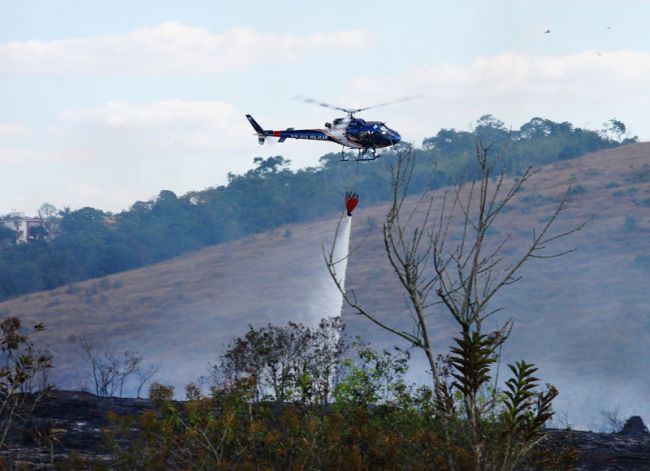 Helicóptero da PM auxiliou no combate às chamas