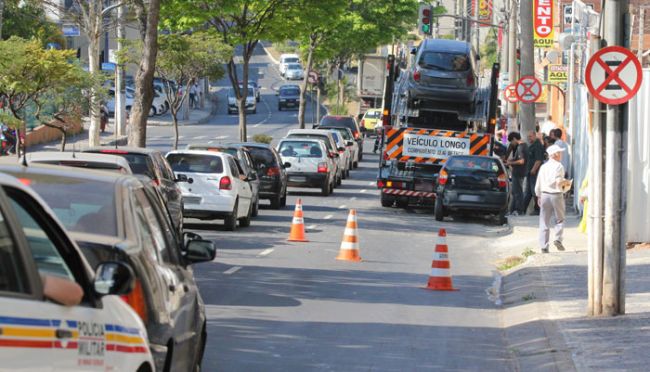 Leonardo Costa/06-09-11 Cegonheira foi atingida por caminhão na descida da Independência e atingiu outro 3 carros