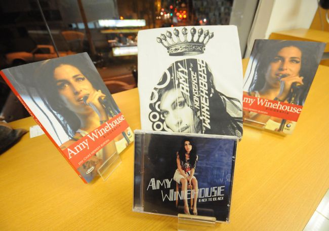 PAULA RIVELLO/25-07-11 Entre os produtos à venda, livros, CDs, DVD e uma camisa com a foto de Amy estampada ajudam a preservar sua imortalidade