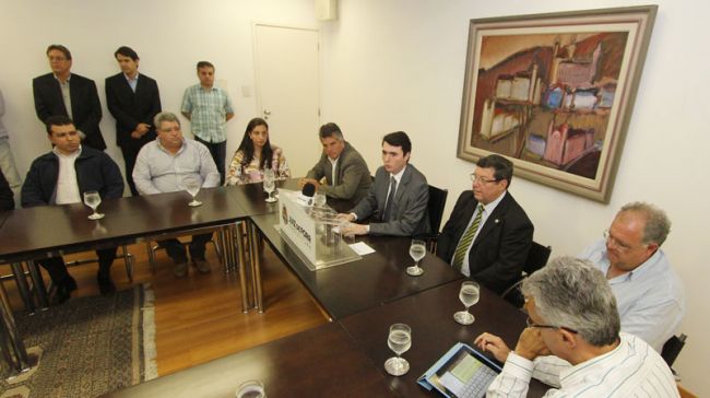 O lançamento aconteceu na tarde desta segunda