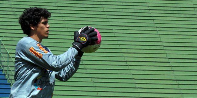 Leonardo Costa/05-04-12 O goleiro Rodrigo Viana em treinamento