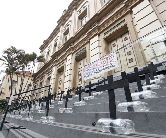Cruzes em frente à Câmara lembram as 64 vítimas
