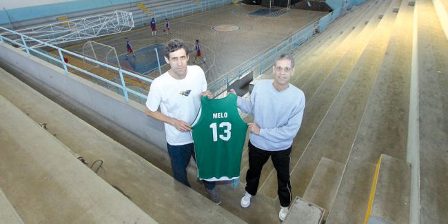 Leonardo Costa Sérgio e José Ricardo exibem camisa de Fab Melo
