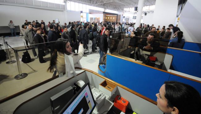Saguão principal ficou lotado de passageiros e curiosos