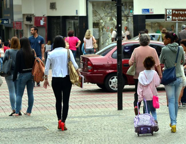 Por causa do vento, juiz-foranos vestiram casacos