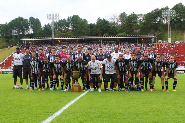 Leonardo Costa/21-04-12 Tupi posa com troféu de campeão mineiro do interior