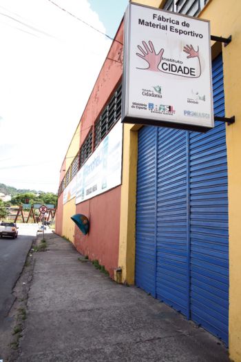 Fernando Priamo/24-01-12 Fábrica mantém porta da entrada fechada, só funcionários tem acesso pelos fundos