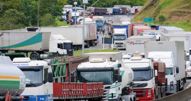 Manifestantes ocuparam os dois sentidos da pista