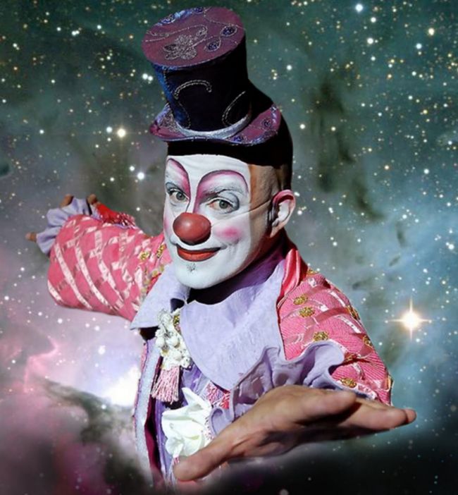 Marcos Casuo atua e dirige o espetáculo de artes acrobáticas, humor e poesia no palco do teatro