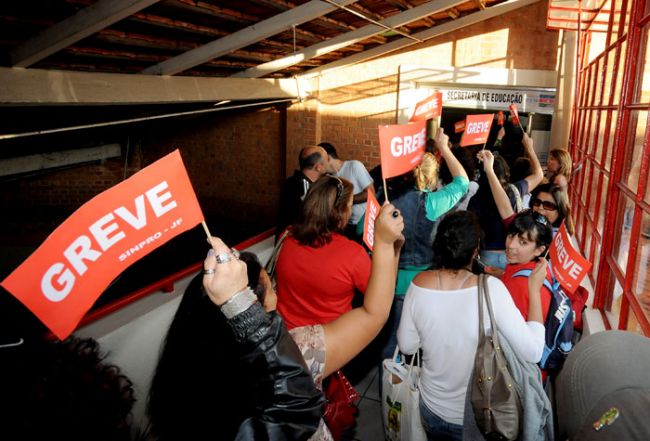 Marcelo Ribeiro/23-08-11 Manifestantes chegam ao prédio da Secretaria de Educação
