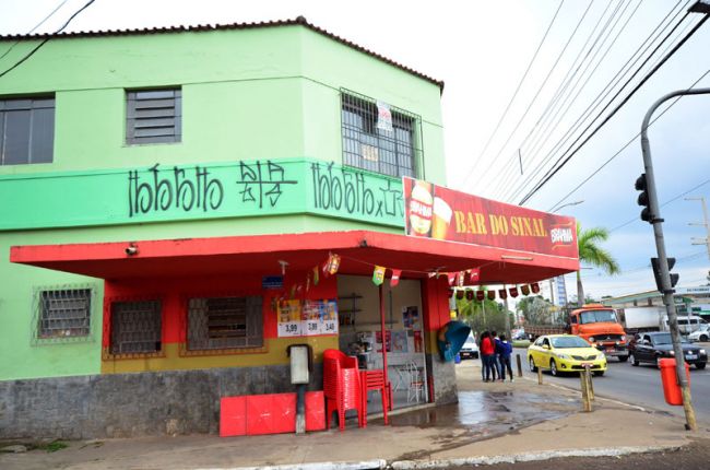 Jovem preso estava agachado na marquise de um bar na Av. JK