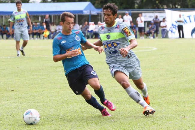 Everton Ribeiro e Maicon Douglas disputam jogada