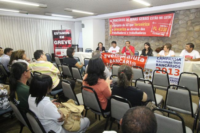 Felipe Couri/18-09-13 Bancários se reuniram para organizar o movimento