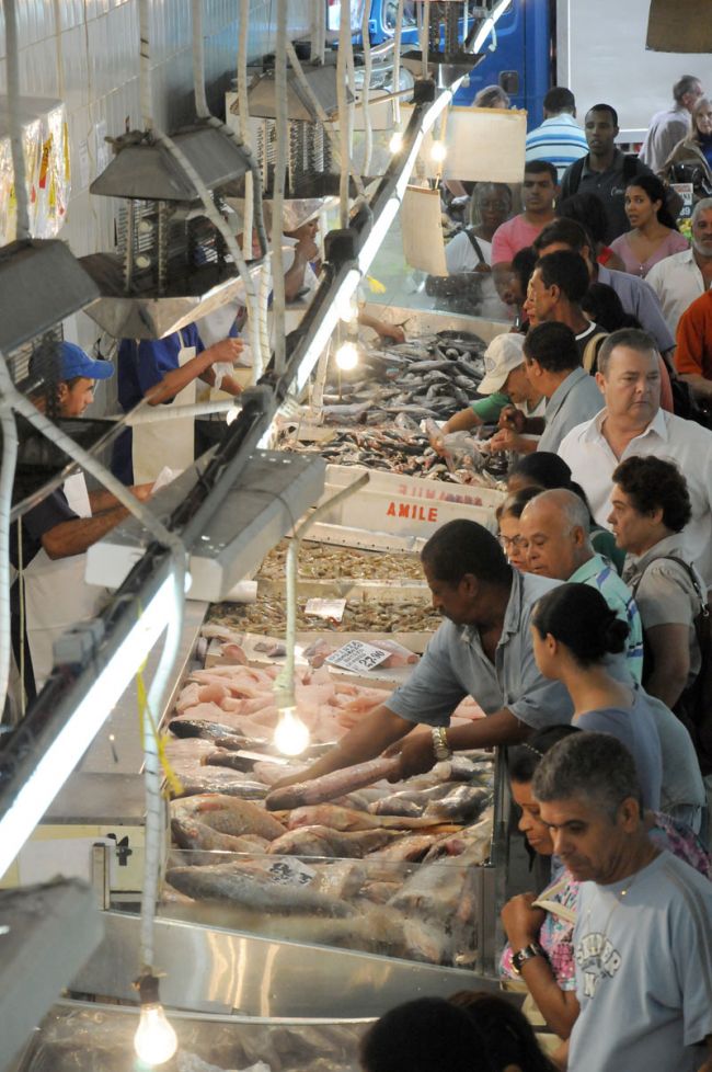 Consumidores lotaram peixarias logo cedo para garantir o almoço da Sexta-feira da Paixão