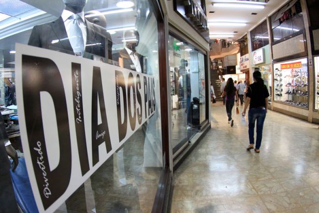 Fernando Priamo/07-08-13 Nas ruas, poucas vitrines estão enfeitadas para chamar os clientes às compras