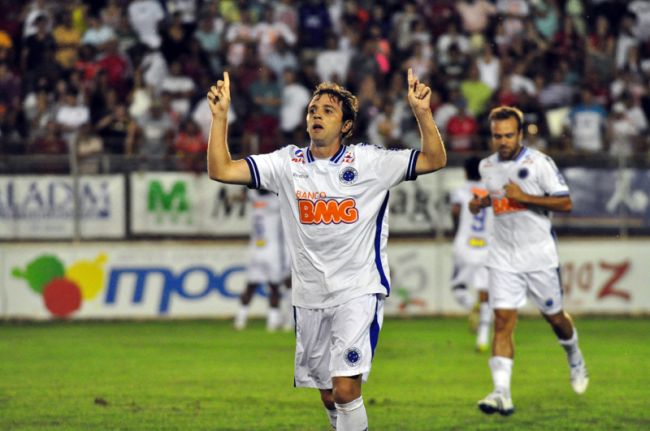 Leonardo Morais/Hoje em Dia/23-04-11 Montillo comemora um de seus três gols em Teófilo Otoni